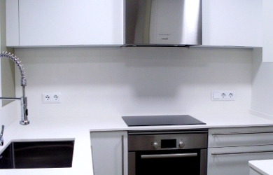 Cuina blanca tiradors superficie