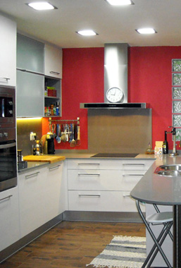 Cocina económica de melamina con encimera de silestone en Arenys de Munt