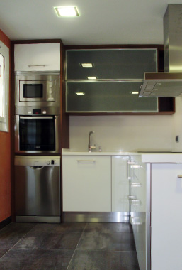 Cocina a medida laminada con encimera compac y tirador de superficie realizada en Sant Vicenç de Montalt