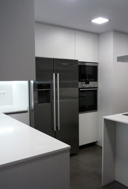 Cocina sin obras laminada mate con encimera de Silestone y tirador de gola en Sant Andreu de Llavaneres